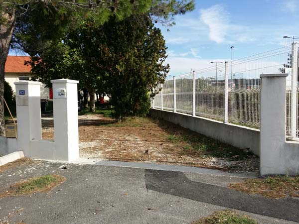plaque sur le pilier